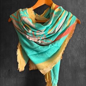 A generous square wrap